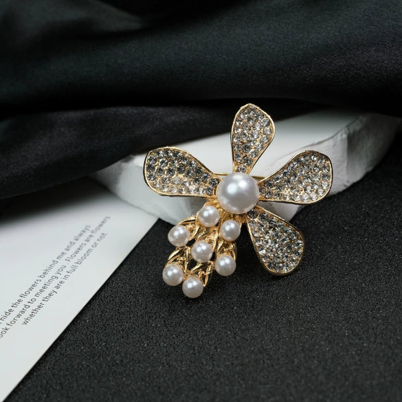 Wholesale Vintage Alloy Women's Diamondencrusted Brooch With Leaf Pattern And Electroplating Design