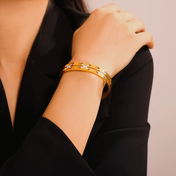 Wholesale Vintage Exaggerated Cross Bracelet Jewelry In Simple Geometric Style Made Of Stainless Steel With Electroplating