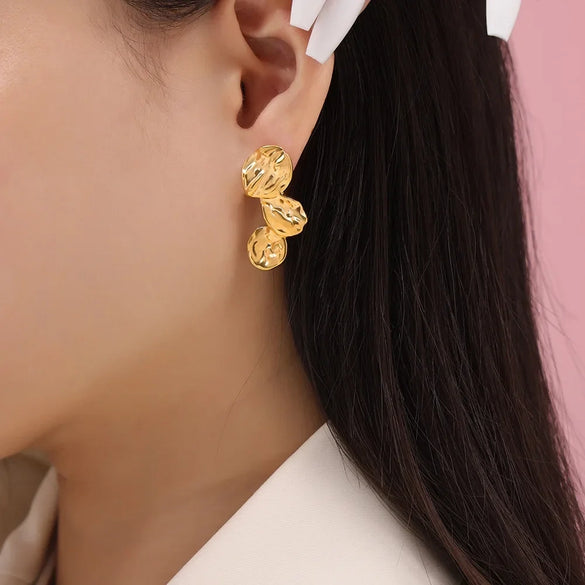 Wholesale Vintage Irregular Petals Joker Earrings In Titanium Steel With Flower Pattern And Electroplating