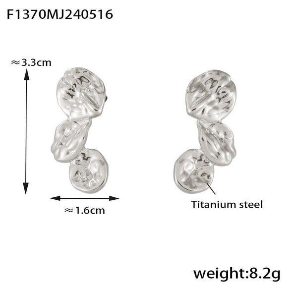 Wholesale Vintage Irregular Petals Joker Earrings In Titanium Steel With Flower Pattern And Electroplating