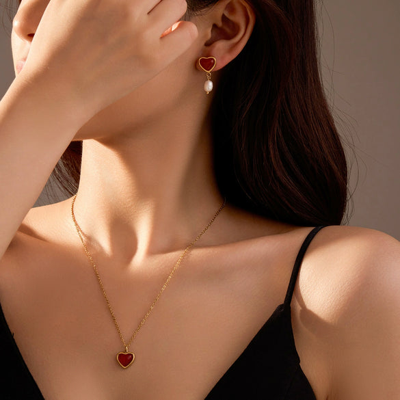 Wholesale Vintage Stainless Steel 18K Heart Shaped Pendant Necklace And Earrings Set Inlaid With Red Agate And Natural Pearl For Women With Electroplating Treatment
