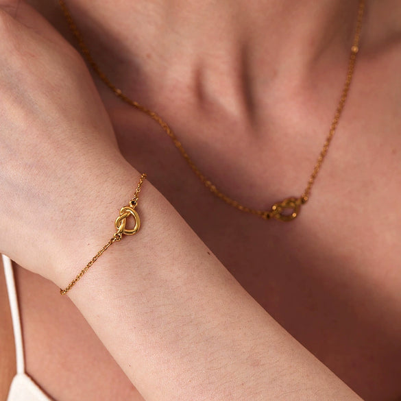 Wholesale Women Simple Heart Pattern Titanium Steel And Stainless Steel Necklace With Gold Plated O Chain And Knot Design Vacuum Real Gold Electroplating In Pvd Furnace