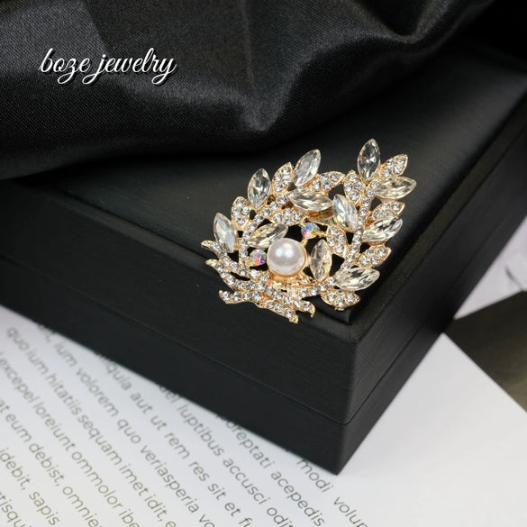 Wholesale Women's Alloy Diamond Crystal Pearl Flower Shaped Brooch With Electroplating