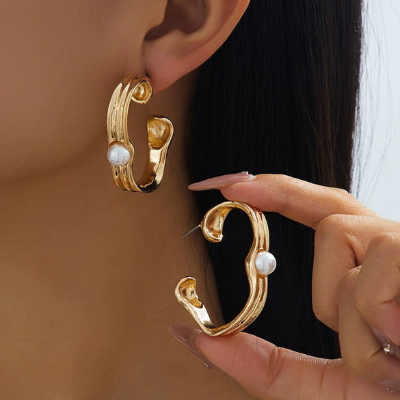 Wholesale Women's Alloy Electroplated Flowerpatterned Cshaped Pearl Earrings