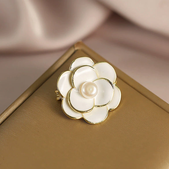 Wholesale Women's Alloy Flower Camellia Brooch With Electroplating Design