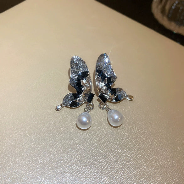 Wholesale Women's Alloy Flower Earrings With Diamond And Pearl Design Retro Fashion Temperament