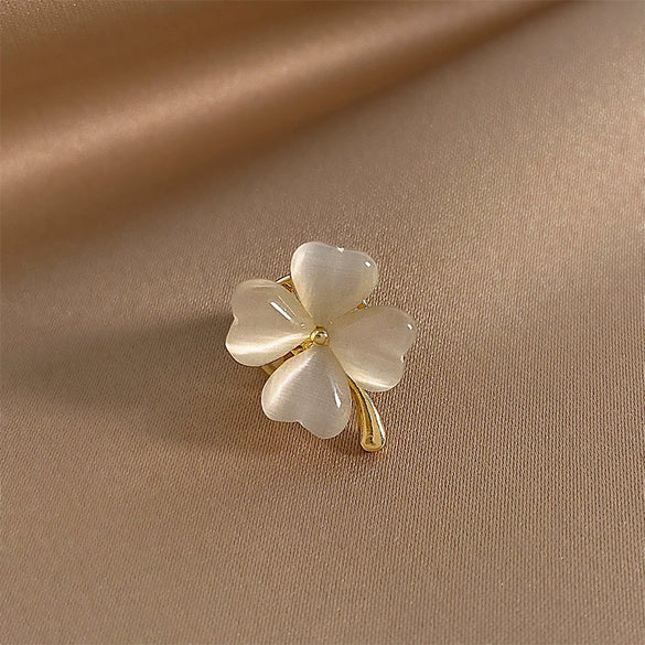 Wholesale Women's Alloy Flower Pattern Electroplated Antilight Artifact Brooch