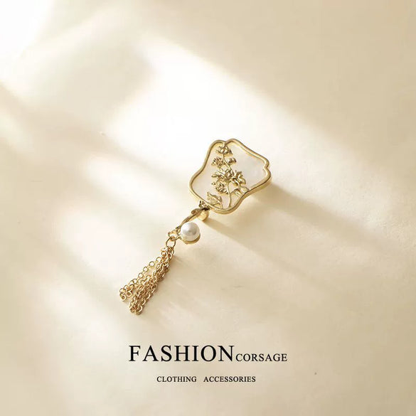 Wholesale Women's Alloy Flower Shaped Ancient Style Brooch With Electroplating Treatment
