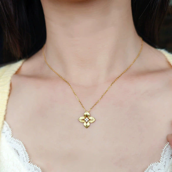 Wholesale Women's Brushed 925 Silver Four Leaf Flower Necklace With 18K Gold Plated Retro Design
