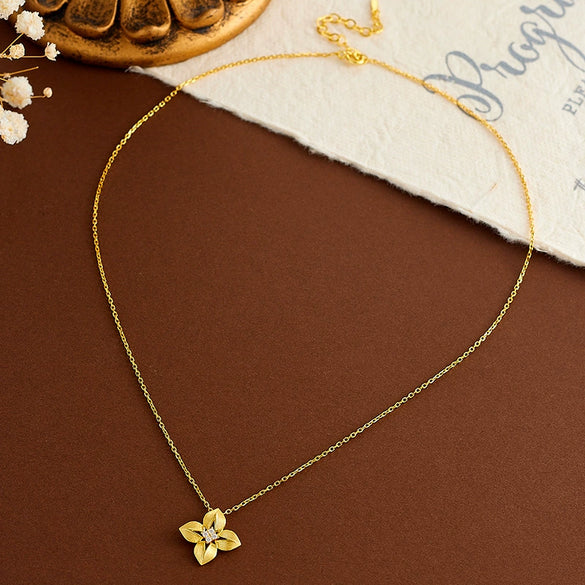 Wholesale Women's Brushed 925 Silver Four Leaf Flower Necklace With 18K Gold Plated Retro Design