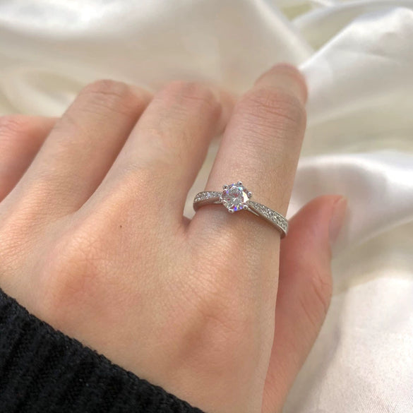 Wholesale Women's Classic Light Luxury Geometric 925 Sterling Silver Ring With High Carbon Diamond Microinlaid And Electroplated