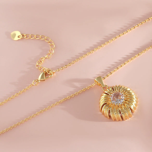 Wholesale Women's Copper Flower Necklace Electroplated With O Word Chain