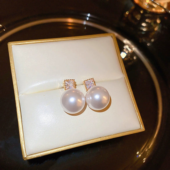 Wholesale Women's Copper Geometric Pearl Earrings With Diamond Design Retro And Exquisite Style