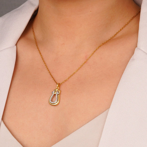 Wholesale Women's Copper Inlaid Zircon Geometric Horseshoe Buckle Pendant Necklace With Stainless Steel O Word Chain And Electroplating