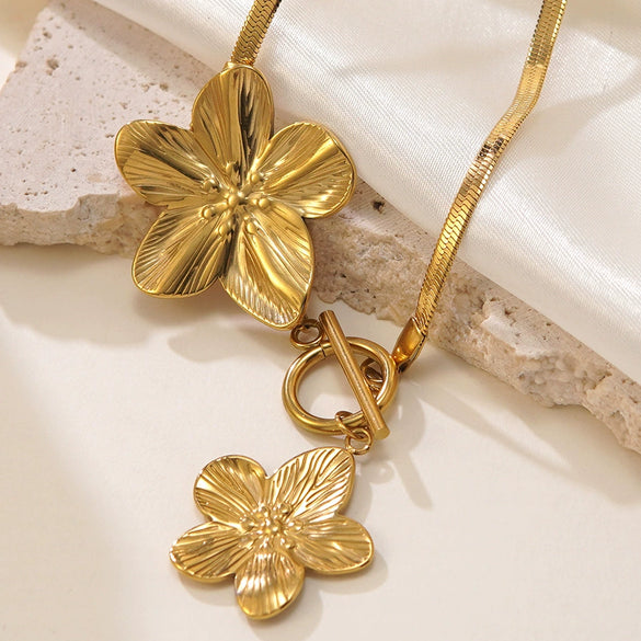 Wholesale Women's Electroplated Titanium Steel And Stainless Steel Flower Necklace With Flat Snake Chain