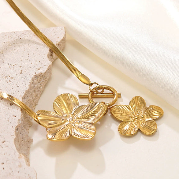 Wholesale Women's Electroplated Titanium Steel And Stainless Steel Flower Necklace With Flat Snake Chain