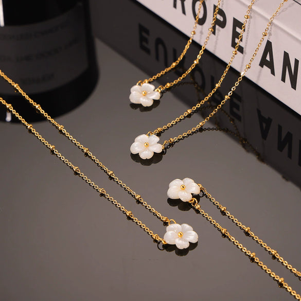 Wholesale Women's Elegant Titanium Steel Necklace With Peach Blossom Flower And Geometric Pattern 18K Gold Plated Clip Bead Chain