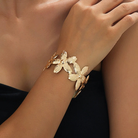 Wholesale Women's Exaggerated Geometric Floral Open Alloy Bracelet With Electroplating