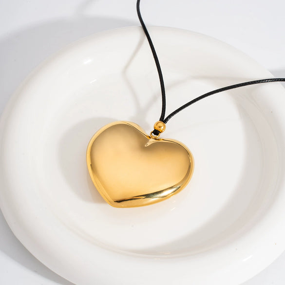 Wholesale Women's Fashion Hollow Love Peach Heart Pendant Necklace In Stainless Steel With Pvd Furnace Vacuum Real Gold Plating