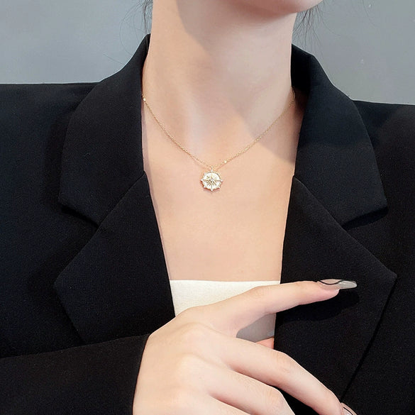 Wholesale Women's Fashion Light Luxury Clavicle Chain Necklace With Geometric Four Leaf Flower Pendant Made Of Stainless Steel And Electroplated