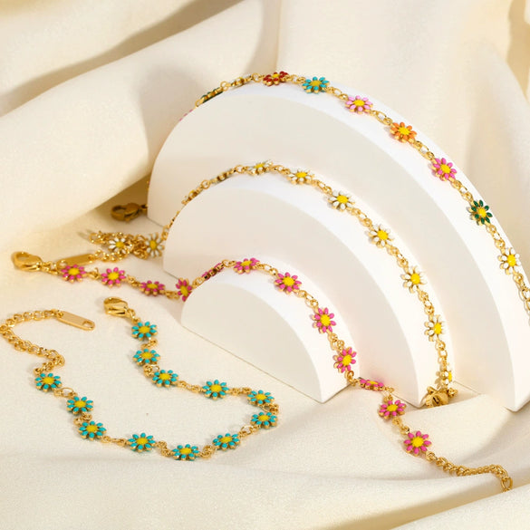 Wholesale Women's Fashion Stainless Steel Necklace With Small Wrinkled Chrysanthemum Design And Electroplating Treatment Chain Type Ochain