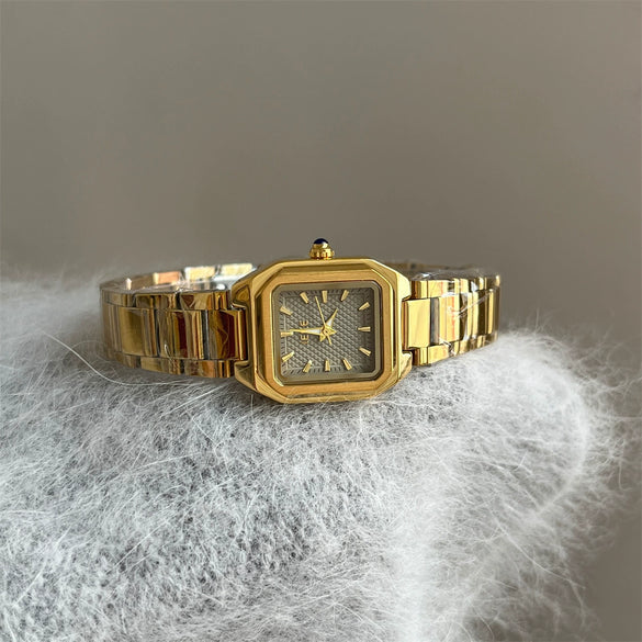 Wholesale Women's Fashionable Artistic Minimalist Square Quartz Watch With Metal Case Alloy Strap And Ordinary Glass Mirror