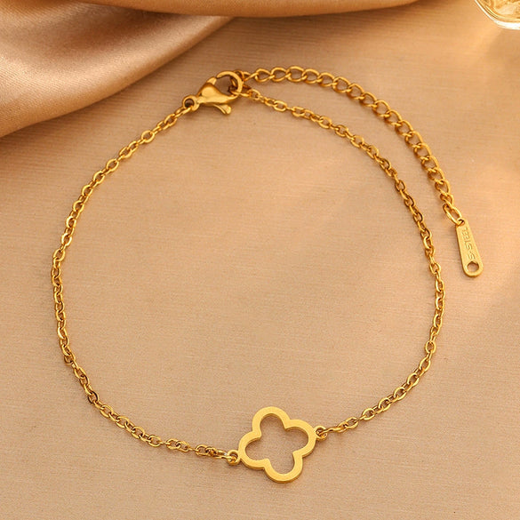 Wholesale Women's Fashionable Hollow Fourleaf Clover Stainless Steel Jewelry Set Featuring Plants And Flowers Pattern With Electroplating