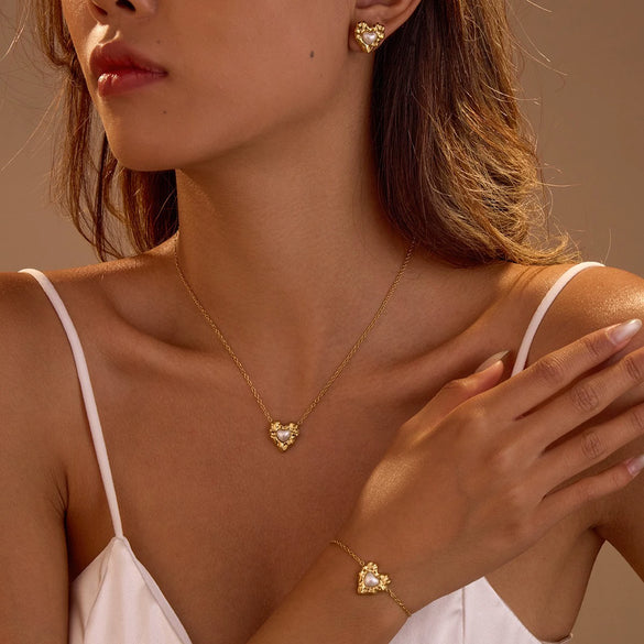 Wholesale Women's Fashionable Minimalist Geometric And Heartshaped 18K Goldplated Stainless Steel Necklace