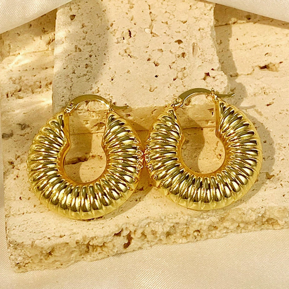 Wholesale Women's French Retro Copper Earring Set With Ushaped Drop Shape And Geometric Patterns Electroplated