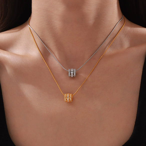 Wholesale Women's French Retro Light Luxury Simple Niche Design Copper Diamond Pendant Titanium Steel Clavicle Chain Necklace With Geometric Pattern And Electroplating Treatment