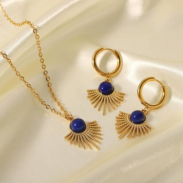 Wholesale Women's French Retro Sunflower Leaves Pendant Stainless Steel Clavicle Chain Necklace With Pvd Furnace Real Gold Treatment