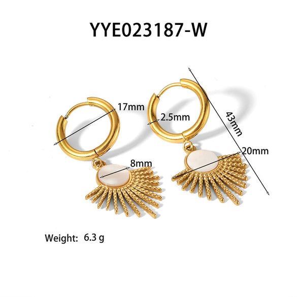 Wholesale Women's French Retro Sunflower Leaves Pendant Stainless Steel Clavicle Chain Necklace With Pvd Furnace Real Gold Treatment