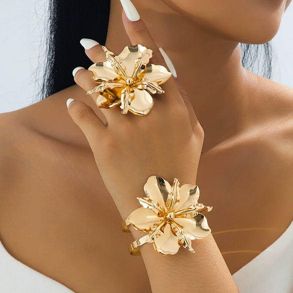 Wholesale Women's Geometric Electroplated Alloy Threedimensional Large Flower Earrings And Jewelry Set