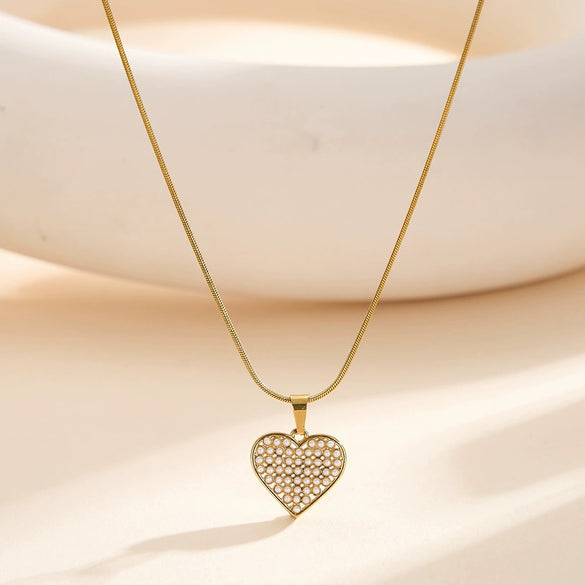 Wholesale Women's Geometric Heartshaped Stainless Steel Shell Pearl Titanium Steel Electroplated Calendering Chain Necklace