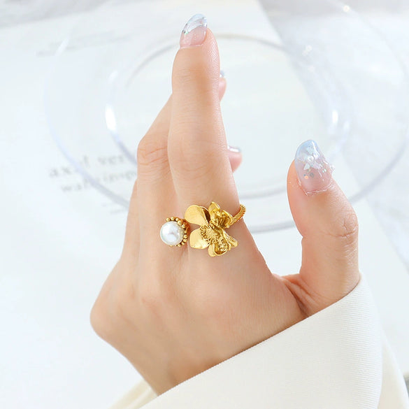 Wholesale Women's Geometric Inlaid Rubber Beads Electroplated Brass Ring With Retro Flower Design