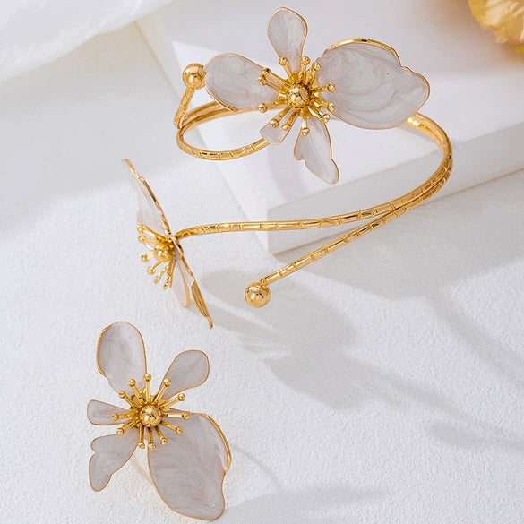 Wholesale Women's Geometric Metal Electroplated Hand Jewelry Set Of Rings And Bracelets With Sweet And Cool Style And Plants And Flowers Design