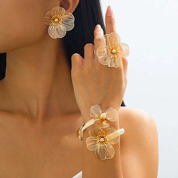 Wholesale Women's Geometric Plants Flowers Style Electroplated Alloy Hollow Flower Jewelry Set