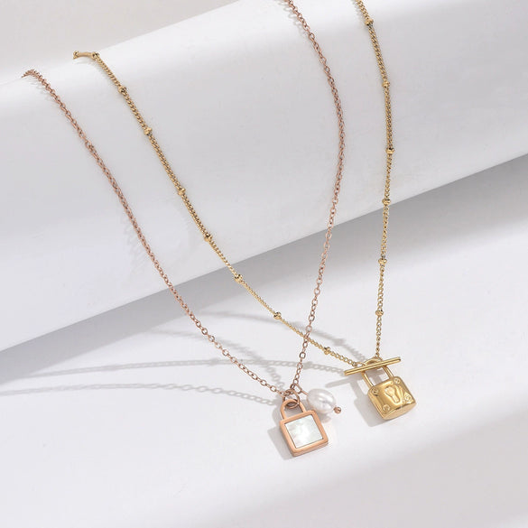 Wholesale Women's Geometric Stainless Steel And Titanium Steel Electroplated Pendant Necklace With Key Lock Design