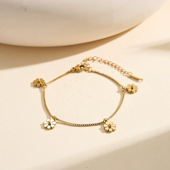 Wholesale Women's Geometric Stainless Steel Electroplated Daisy Bracelet Jewelry With Original Design