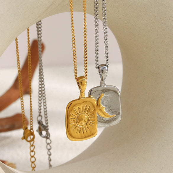 Wholesale Women's Geometric Stainless Steel 18K Gold Plated Sun Face Pendant Necklace With O Word Chain Light Luxury Style