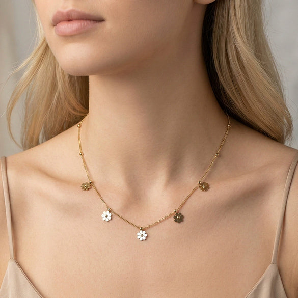 Wholesale Women's Geometric Stainless Steel Titanium Steel Electroplated Calendering Chain Daisy Flower Chrysanthemum Necklace