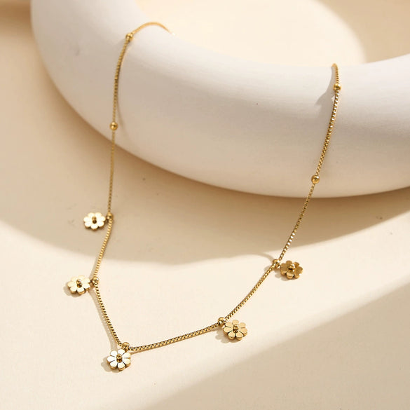Wholesale Women's Geometric Stainless Steel Titanium Steel Electroplated Calendering Chain Daisy Flower Chrysanthemum Necklace