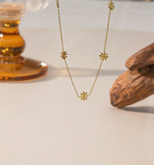 Wholesale Women's Geometric Titanium Steel Electroplated Daisy Pendant O Word Chain Necklace