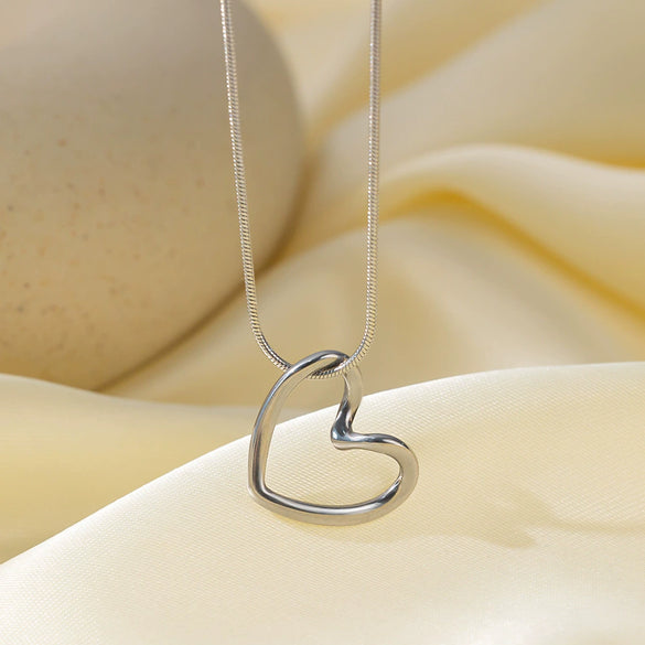 Wholesale Women's Heartshaped Titanium Steel Electroplated Necklace With O Word Chain