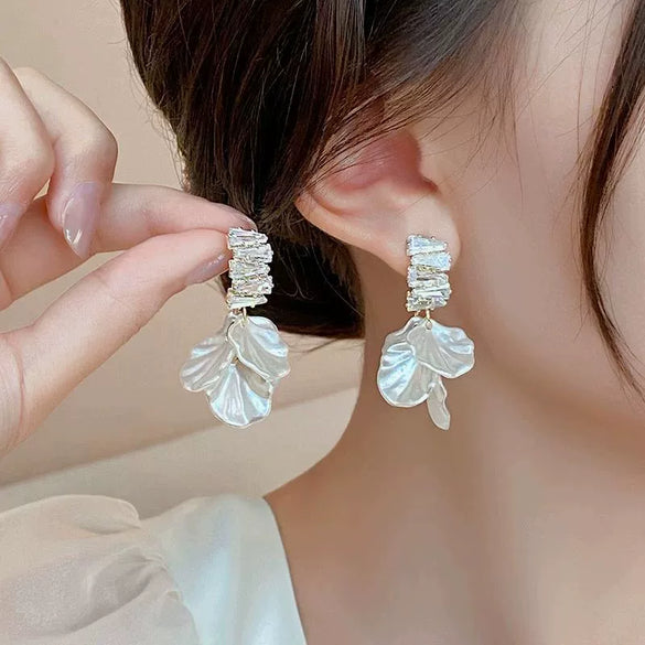 Wholesale Women's Imitation Pearl Flower Earrings French Retro Style