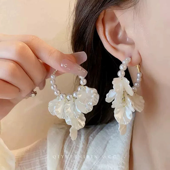 Wholesale Women's Imitation Pearl Flower Earrings French Retro Style