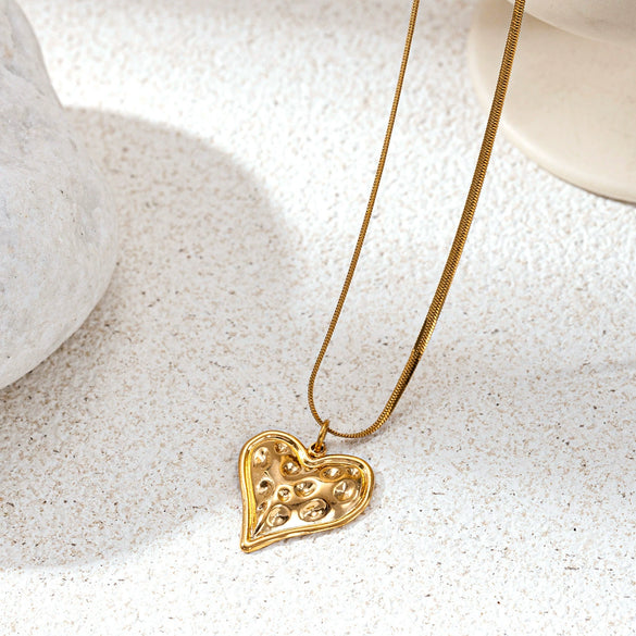 Wholesale Women's Ins Style Minimalist Stainless Steel And Titanium Steel Electroplated Hammered Heart Pendant Sweater Chain Necklace