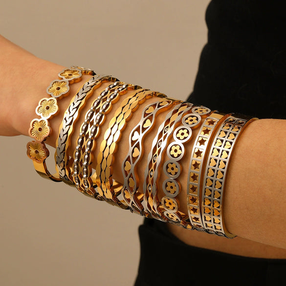 Wholesale Women's Ins Style Stainless Steel Quadrilateral Diamond Texture 18K Gold Plated Bracelet