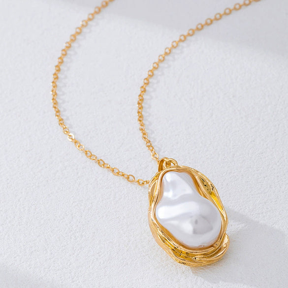 Wholesale Women's Irregularshaped Flower Pattern Pearl Pendant Necklace Made Of Zinc Alloy With Electroplating