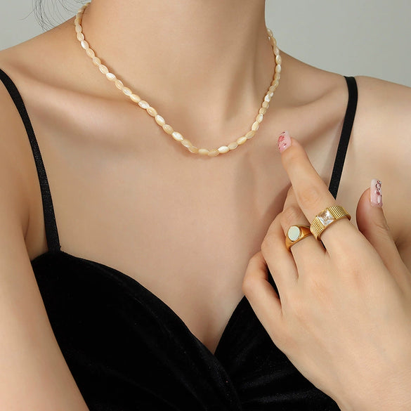 Wholesale Women's Jewelry French Retro Style Overlapping Oil Dripping Titanium Steel Chain With White Yellow Shell Pendant Electroplated Geometric Design Necklace
